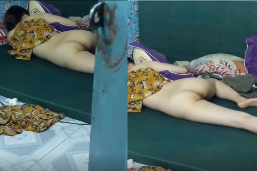 sex nắng cuc Em gái mới lớn bị bạn của anh trai địt sau lễ hội và anh trai phát hiện nhưng…